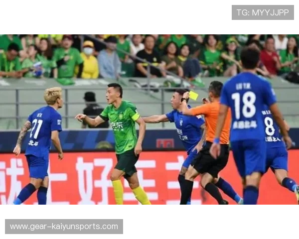 足球球星赛场争议视频引发热议球迷观点分歧不断升级